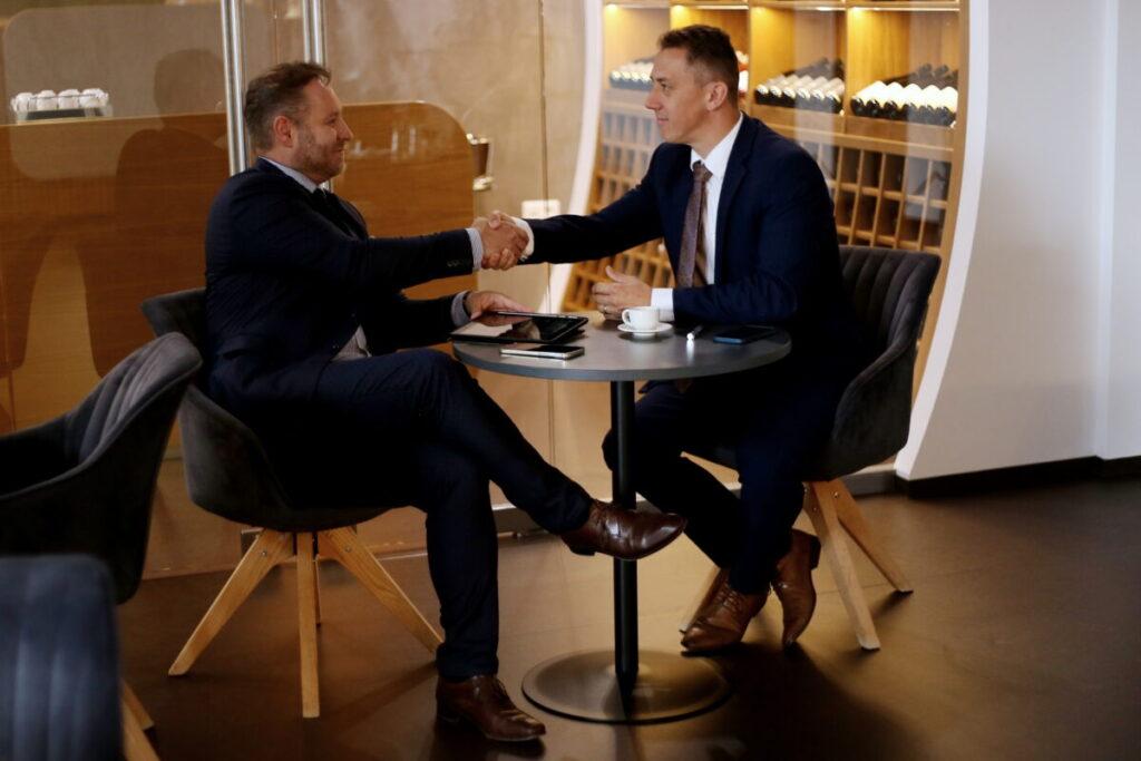 Tibor Nagy s Janom Cilingom si podávajú ruky
